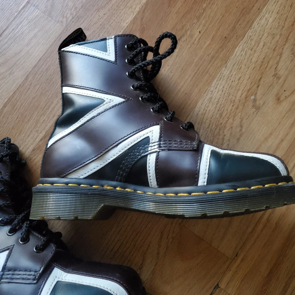 Unisex 1460 Pascal British Flag Doc Martens, Womans Size 6